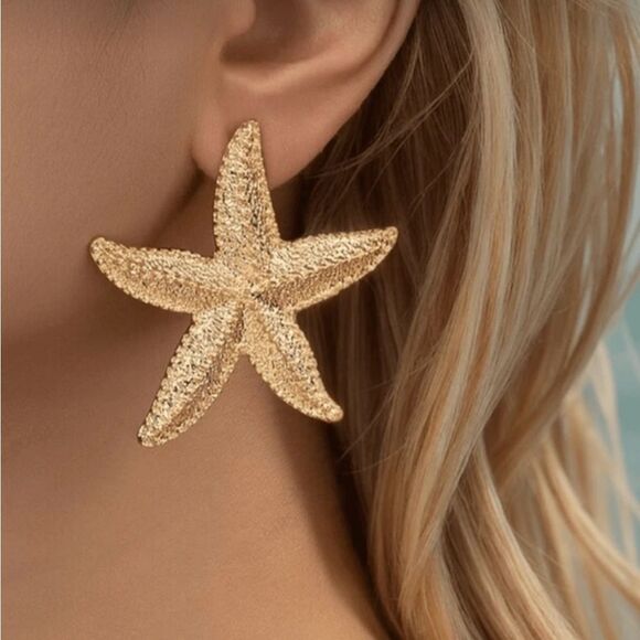 Free People Jewelry - Gold Starfish Decorative Accents N890